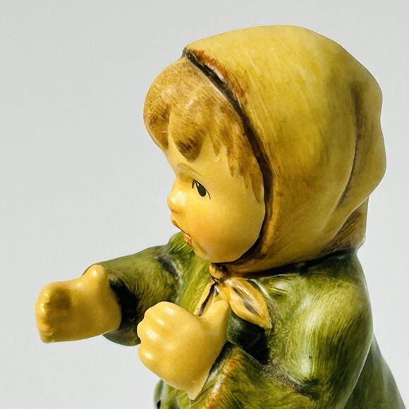 Goebel Hummel Figurine Keeping Time Little Girl Germany Club Year 2006/2007 3.5" - Picture 6 of 7